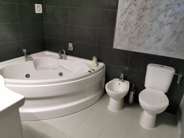Фото номера Номер с кроватью размера &quot;king-size&quot; и гидромассажной ванной Гостевой дом DNT HOUSE &amp; Spa г. Cârcea 2