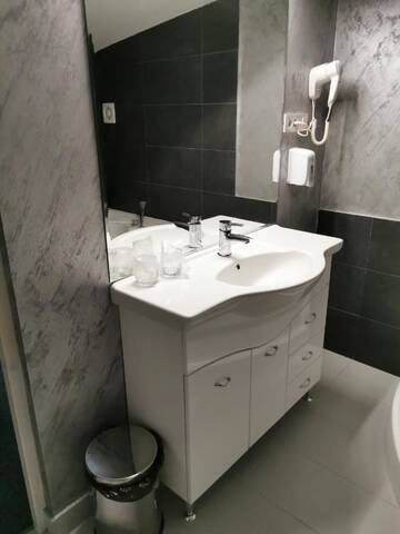 Фото номера Семейный номер Делюкс Гостевой дом DNT HOUSE &amp; Spa г. Cârcea 5