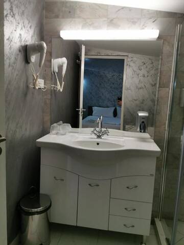 Фото номера Роскошный трехместный номер Гостевой дом DNT HOUSE &amp; Spa г. Cârcea 3