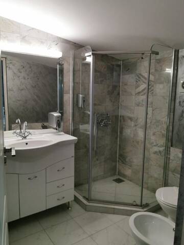 Фото номера Роскошный трехместный номер Гостевой дом DNT HOUSE &amp; Spa г. Cârcea 5