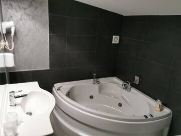 Фото номера Семейный номер Делюкс Гостевой дом DNT HOUSE &amp; Spa г. Cârcea 7