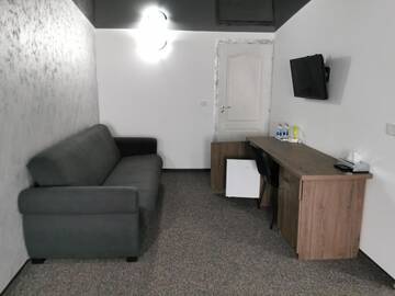 Фото номера Семейный номер Делюкс Гостевой дом DNT HOUSE &amp; Spa г. Cârcea 4